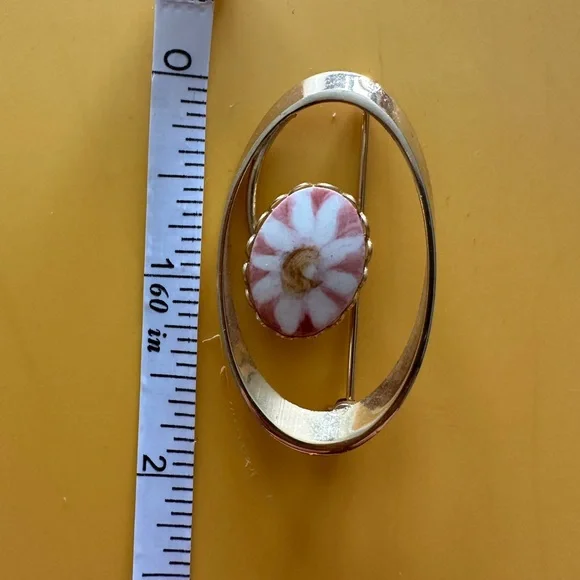 🔥Goldtone Rose Detail Oval Brooch - Picture 4 of 5